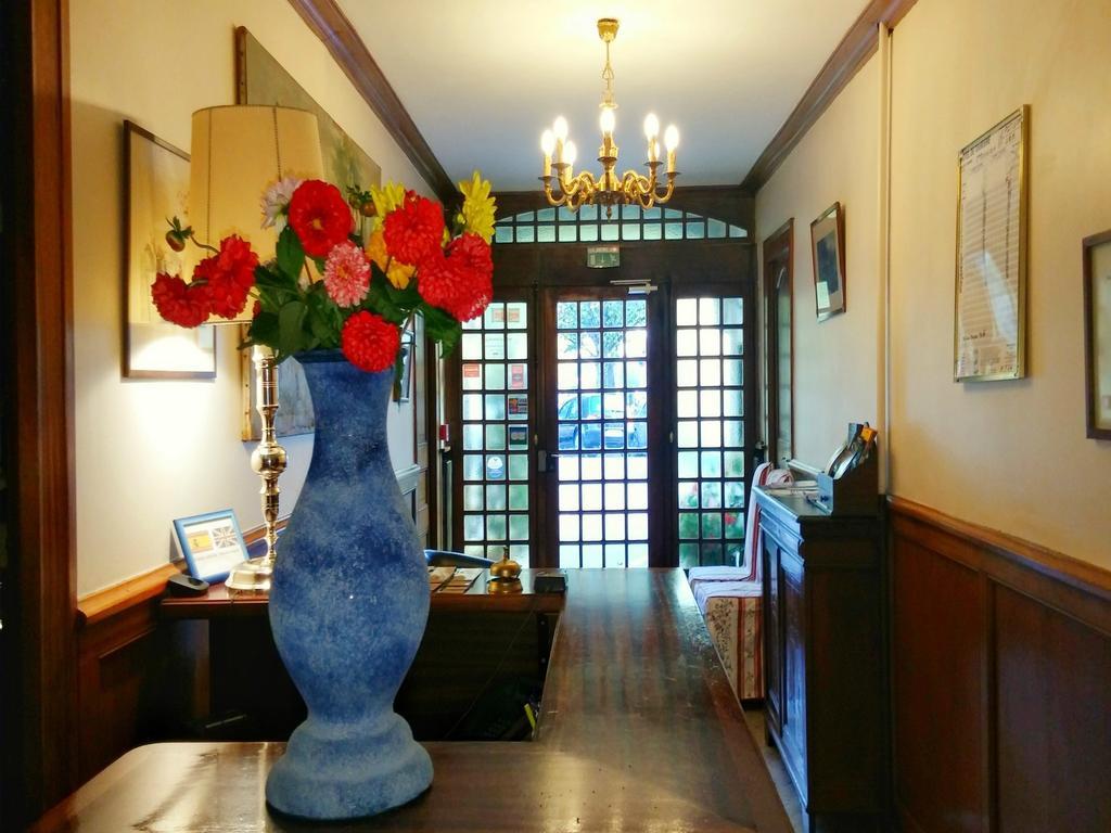 Hotel Le Postillon Pau Buitenkant foto