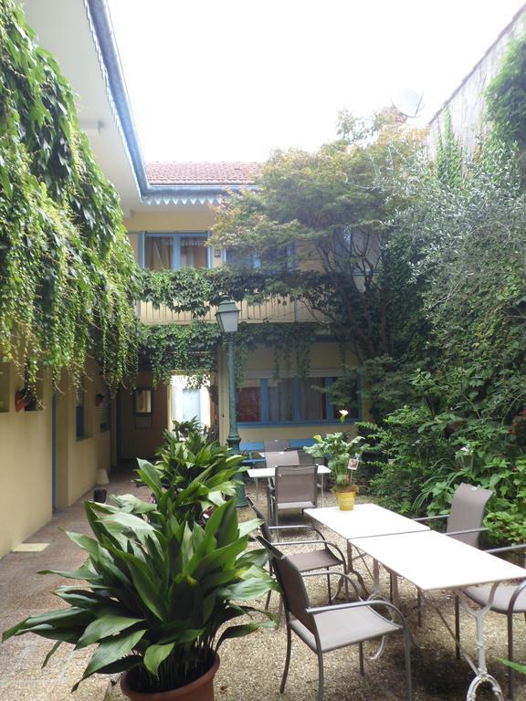 Hotel Le Postillon Pau Buitenkant foto